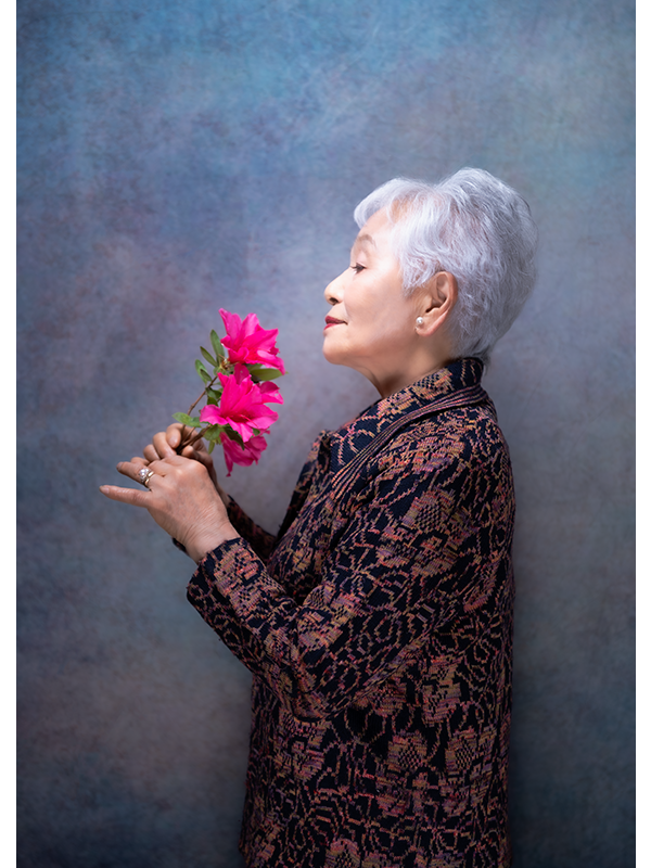 シニア遺影写真　ポートレイト花を持つ女性